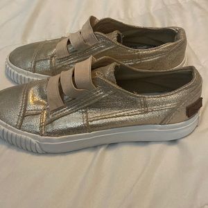 Girls gold / slip on tennis shoes, like new